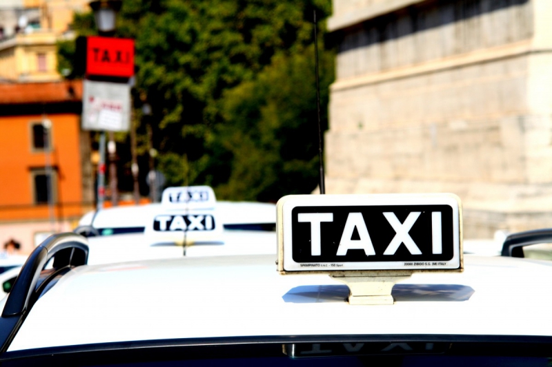 taxis-MOISSAC BELLEVUE-min_taxi_auto_rome_road_white-1051610